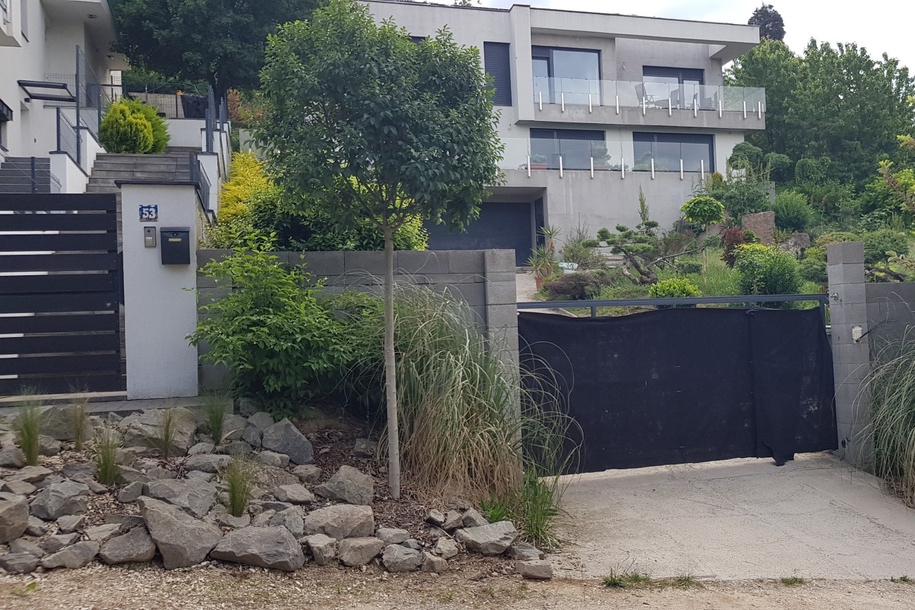 lakossági szekcionált garázskapu függőleges oldalt működtetésű kapu hőszigetelt kapulapok zártcellás PU habbal kitöltött panelek ujj becsípődés benyúlás elleni védelem 10 évre kiterjeszthető kapugarancia nem zuhan le rugótöréskor maximális védelem egyedi kapuméretek sima bordázott felület ugrókódos távnyitó QF70 QF200 QF300 erősített vasalat