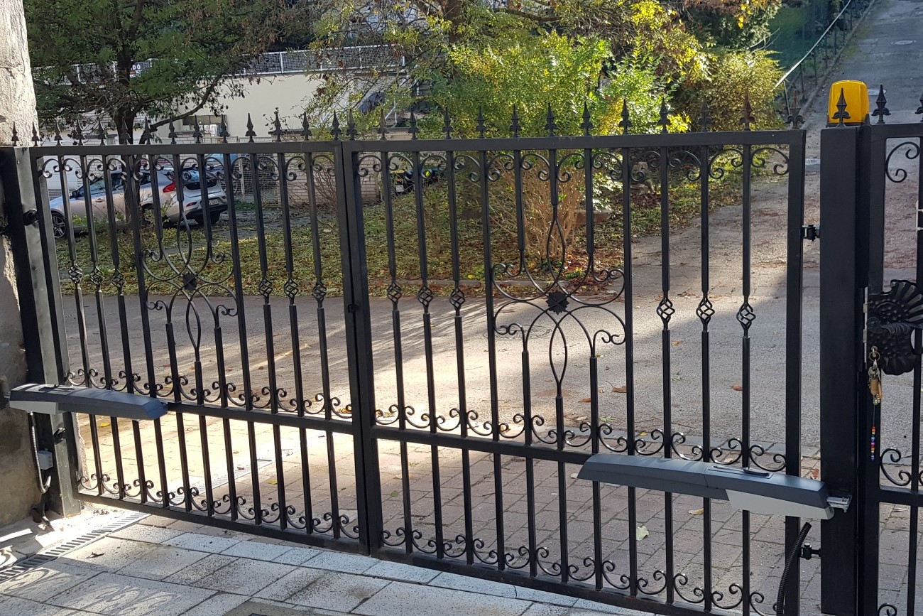 egyszárnyú kétszárnyú kapuk automatizálása kapuszárnyak motorizálása mozgatása nyitása kapumozgató motorok kapu automatikák kiegészítők kapumozgatáshoz ugrókódos távirányító kapuvezérlés AXO ATS KRONO