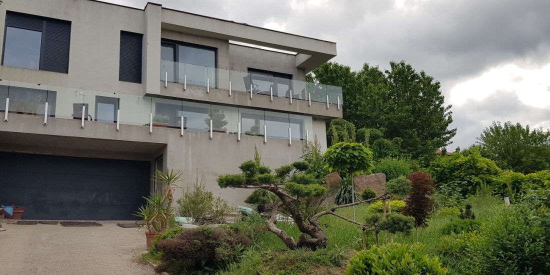 lakossági szekcionált garázskapu függőleges oldalt működtetésű kapu hőszigetelt kapulapok zártcellás PU habbal kitöltött panelek ujj becsípődés benyúlás elleni védelem 10 évre kiterjeszthető kapugarancia nem zuhan le rugótöréskor maximális védelem egyedi kapuméretek sima bordázott felület