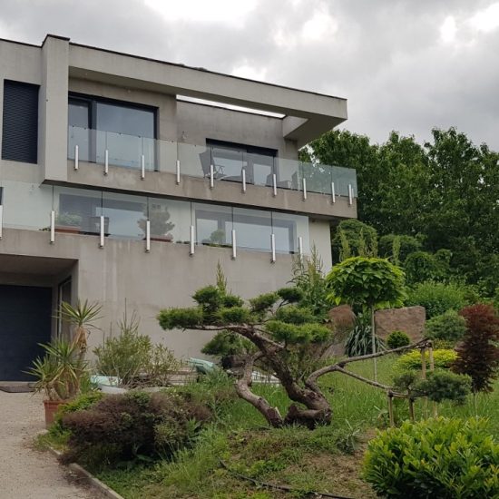 lakossági szekcionált garázskapu függőleges oldalt működtetésű kapu hőszigetelt kapulapok zártcellás PU habbal kitöltött panelek ujj becsípődés benyúlás elleni védelem 10 évre kiterjeszthető kapugarancia nem zuhan le rugótöréskor maximális védelem egyedi kapuméretek sima bordázott felület