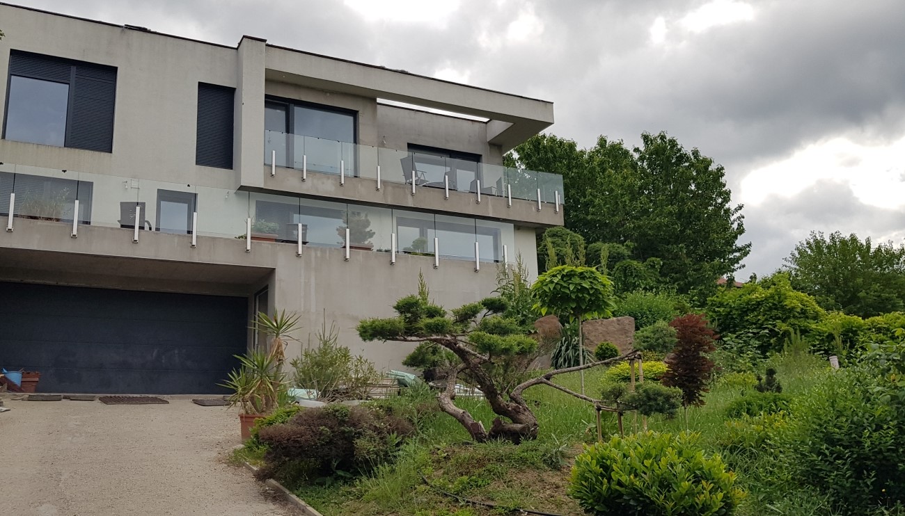 lakossági szekcionált garázskapu függőleges oldalt működtetésű kapu hőszigetelt kapulapok zártcellás PU habbal kitöltött panelek ujj becsípődés benyúlás elleni védelem 10 évre kiterjeszthető kapugarancia nem zuhan le rugótöréskor maximális védelem egyedi kapuméretek sima bordázott felület