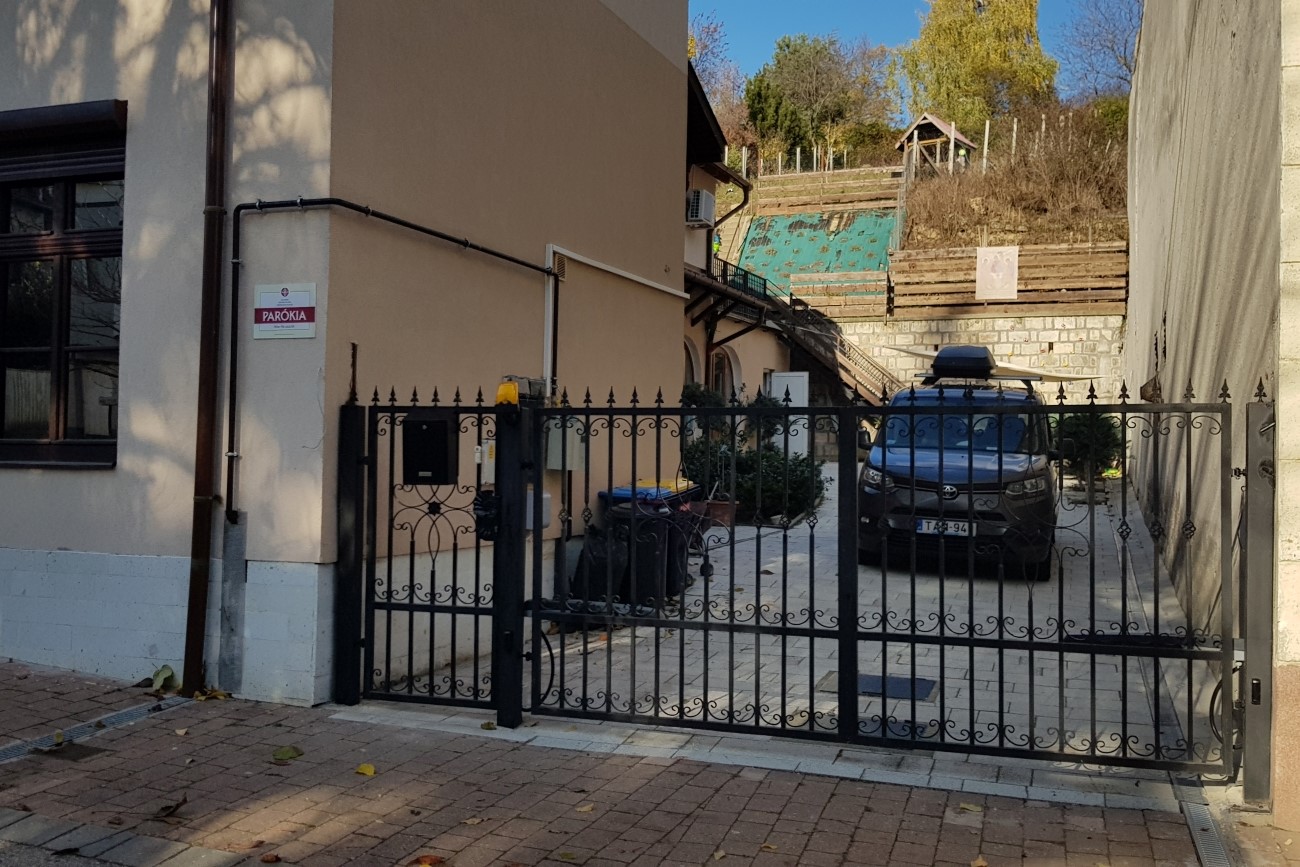 egyszárnyú kétszárnyú kapuk automatizálása kapuszárnyak motorizálása mozgatása nyitása kapumozgató motorok kapu automatikák kiegészítők kapumozgatáshoz ugrókódos távirányító kapuvezérlés AXO ATS KRONO