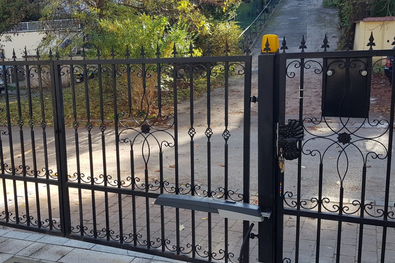 egyszárnyú kétszárnyú kapuk automatizálása kapuszárnyak motorizálása mozgatása nyitása kapumozgató motorok kapu automatikák kiegészítők kapumozgatáshoz ugrókódos távirányító kapuvezérlés AXO ATS KRONO