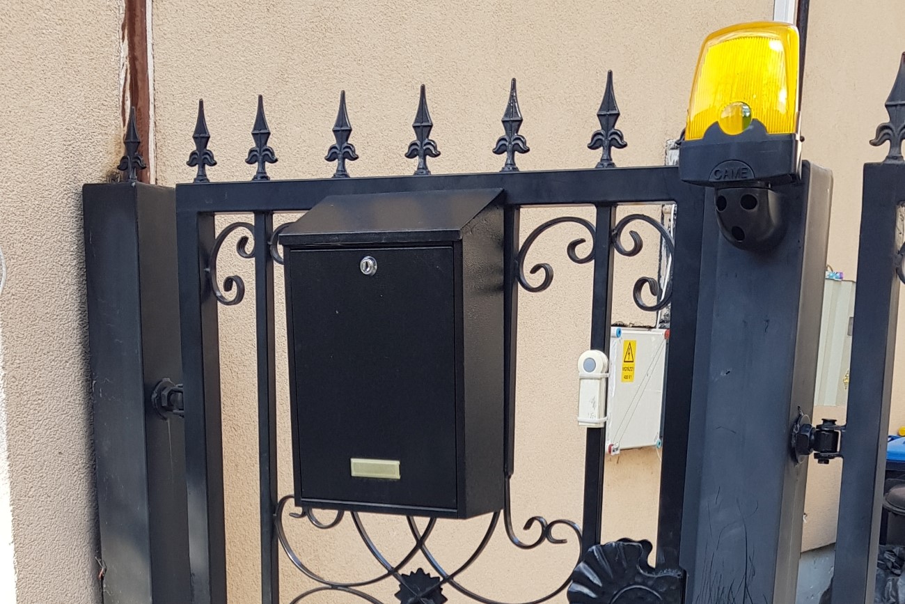 egyszárnyú kétszárnyú kapuk automatizálása kapuszárnyak motorizálása mozgatása nyitása kapumozgató motorok kapu automatikák kiegészítők kapumozgatáshoz ugrókódos távirányító kapuvezérlés AXO ATS KRONO