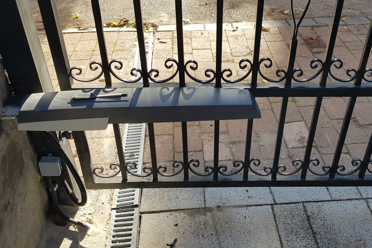 egyszárnyú kétszárnyú kapuk automatizálása kapuszárnyak motorizálása mozgatása nyitása kapumozgató motorok kapu automatikák kiegészítők kapumozgatáshoz ugrókódos távirányító kapuvezérlés AXO ATS KRONO