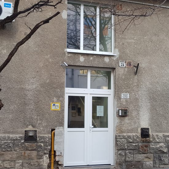 Gealan S-8000-IQ ablak ablakszárny ablaktok társasház nyílászáró lépcsőház nyíló bukó középfelnyíló olcsó erkélyajtó ajtó bejárat osztott tokosztott sorolt szerkezet