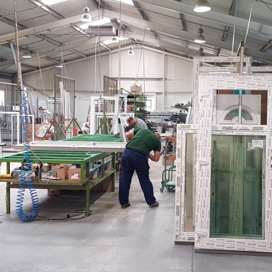 gyártás ablakszerelés ajtószerelés ablakok összeállítása ajtók összeállítása ablaképítés ajtóépítés sarokhegesztés sarokforrasztás négy fejes hegesztőgép gyártásterv ablakok üvegezése ajtók üvegezése vasalat beépítés szerelés üvegezőlécek kilincsszerelés