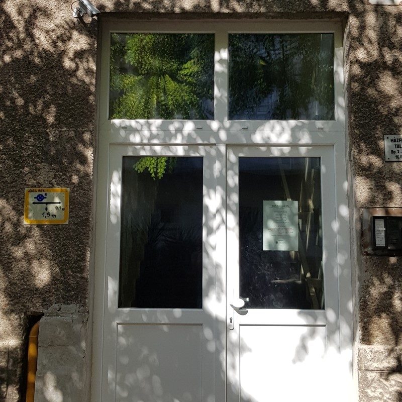 Gealan S8000IQ ablak ablakszárny ablaktok társasház nyílászáró lépcsőház nyíló bukó középfelnyíló olcsó erkélyajtó ajtó bejárat osztott tokosztott sorolt szerkezet