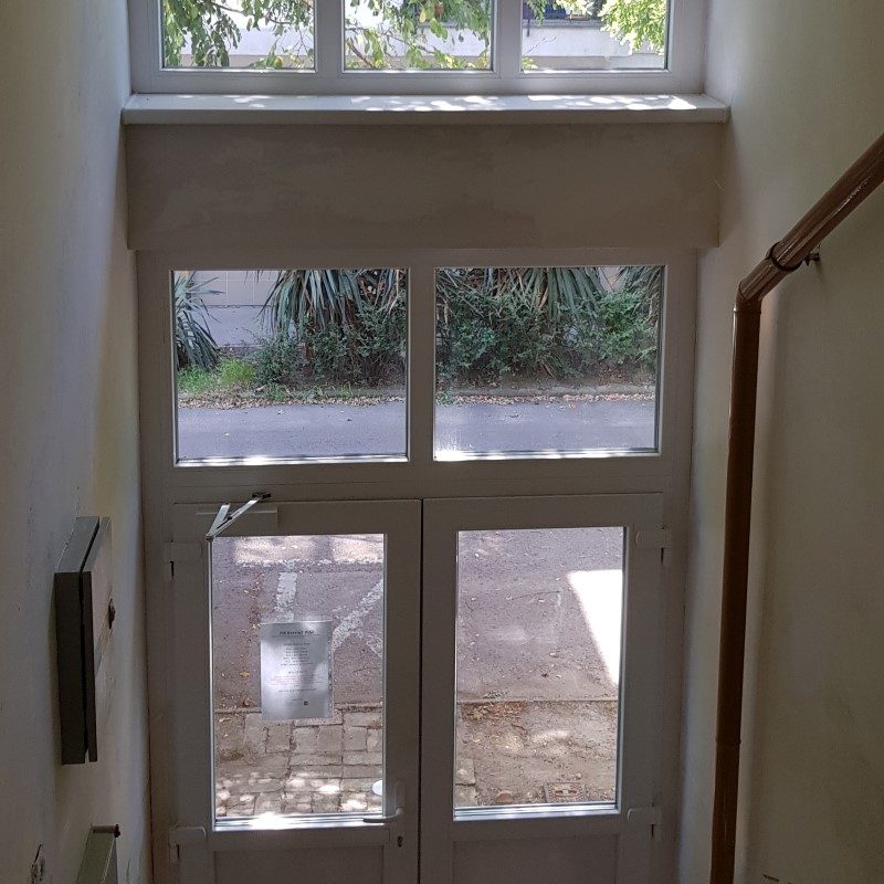 Gealan S8000IQ ablak ablakszárny ablaktok társasház nyílászáró lépcsőház nyíló bukó középfelnyíló olcsó erkélyajtó ajtó bejárat osztott tokosztott sorolt szerkezet