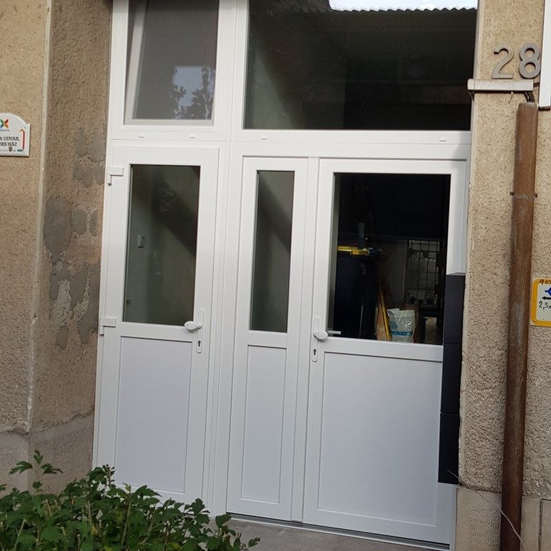 Gealan S8000IQ ablak ablakszárny ablaktok társasház nyílászáró lépcsőház nyíló bukó középfelnyíló olcsó erkélyajtó ajtó bejárat osztott tokosztott sorolt szerkezet