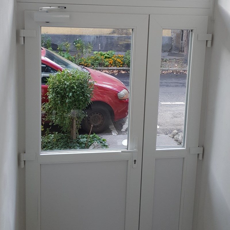 Gealan S8000IQ ablak ablakszárny ablaktok társasház nyílászáró lépcsőház nyíló bukó középfelnyíló olcsó erkélyajtó ajtó bejárat osztott tokosztott sorolt szerkezet