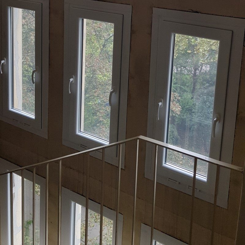 Gealan S8000IQ ablak ablakszárny ablaktok társasház nyílászáró lépcsőház nyíló bukó középfelnyíló olcsó erkélyajtó ajtó bejárat osztott tokosztott sorolt szerkezet