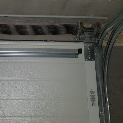 lakossági szekcionált garázskapu függőleges oldalt működtetésű kapu hőszigetelt kapulapok zártcellás PU habbal kitöltött panelek ujj becsípődés benyúlás elleni védelem 10 évre kiterjeszthető kapugarancia nem zuhan le rugótöréskor maximális védelem egyedi kapuméretek sima bordázott felület ugrókódos távnyitó QF70 QF200 QF300 erősített vasalat