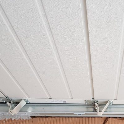 lakossági szekcionált garázskapu függőleges oldalt működtetésű kapu hőszigetelt kapulapok zártcellás PU habbal kitöltött panelek ujj becsípődés benyúlás elleni védelem 10 évre kiterjeszthető kapugarancia nem zuhan le rugótöréskor maximális védelem egyedi kapuméretek sima bordázott felület ugrókódos távnyitó QF70 QF200 QF300 erősített vasalat