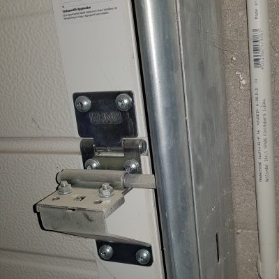 lakossági szekcionált garázskapu függőleges oldalt működtetésű kapu hőszigetelt kapulapok zártcellás PU habbal kitöltött panelek ujj becsípődés benyúlás elleni védelem 10 évre kiterjeszthető kapugarancia nem zuhan le rugótöréskor maximális védelem egyedi kapuméretek sima bordázott felület ugrókódos távnyitó QF70 QF200 QF300 erősített vasalat