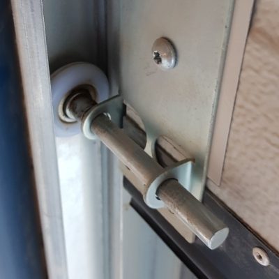 lakossági szekcionált garázskapu függőleges oldalt működtetésű kapu hőszigetelt kapulapok zártcellás PU habbal kitöltött panelek ujj becsípődés benyúlás elleni védelem 10 évre kiterjeszthető kapugarancia nem zuhan le rugótöréskor maximális védelem egyedi kapuméretek sima bordázott felület ugrókódos távnyitó QF70 QF200 QF300 erősített vasalat