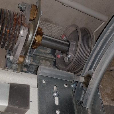 lakossági szekcionált garázskapu függőleges oldalt működtetésű kapu hőszigetelt kapulapok zártcellás PU habbal kitöltött panelek ujj becsípődés benyúlás elleni védelem 10 évre kiterjeszthető kapugarancia nem zuhan le rugótöréskor maximális védelem egyedi kapuméretek sima bordázott felület ugrókódos távnyitó QF70 QF200 QF300 erősített vasalat