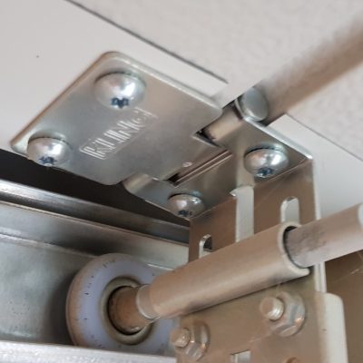 lakossági szekcionált garázskapu függőleges oldalt működtetésű kapu hőszigetelt kapulapok zártcellás PU habbal kitöltött panelek ujj becsípődés benyúlás elleni védelem 10 évre kiterjeszthető kapugarancia nem zuhan le rugótöréskor maximális védelem egyedi kapuméretek sima bordázott felület ugrókódos távnyitó QF70 QF200 QF300 erősített vasalat