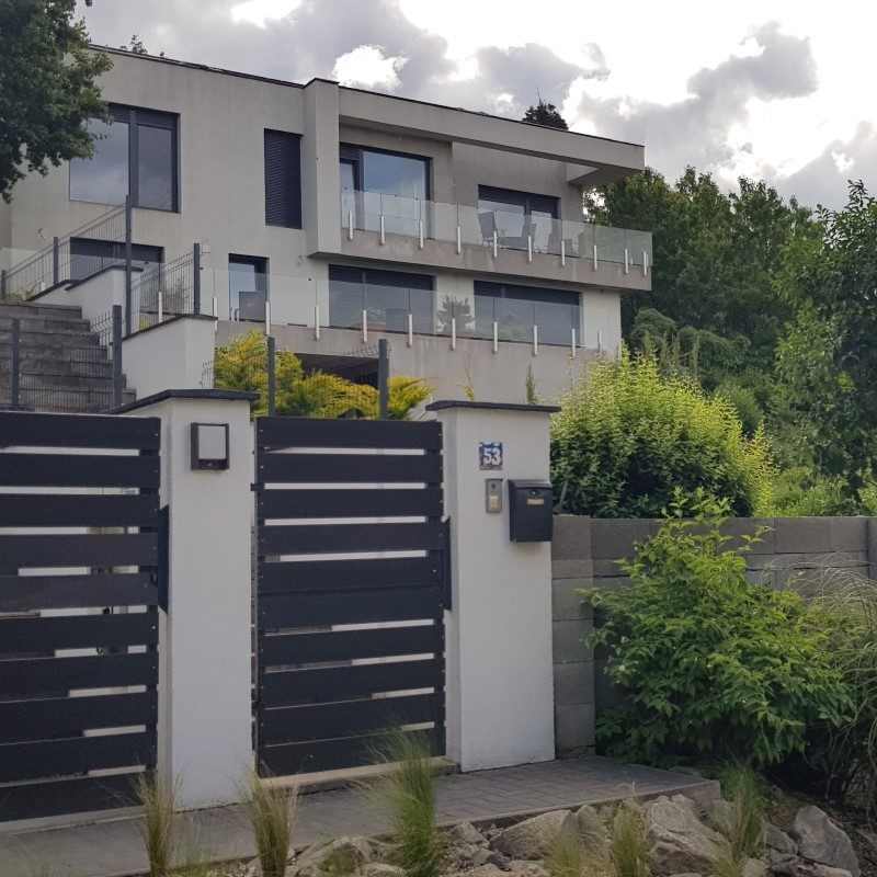 Gealan S8000IQ S9000 HST Futura ablak ajtó három rétegű két rétegű hőszigetelt hőátbocsátási tényező ablakszárny ajtószárny ablaktok ajtótok társasház családi ház nyílászáró lépcsőház nyíló bukó középfelnyíló olcsó minőségi profil erkélyajtó ajtó bejárat osztott tokosztott sorolt szerkezet