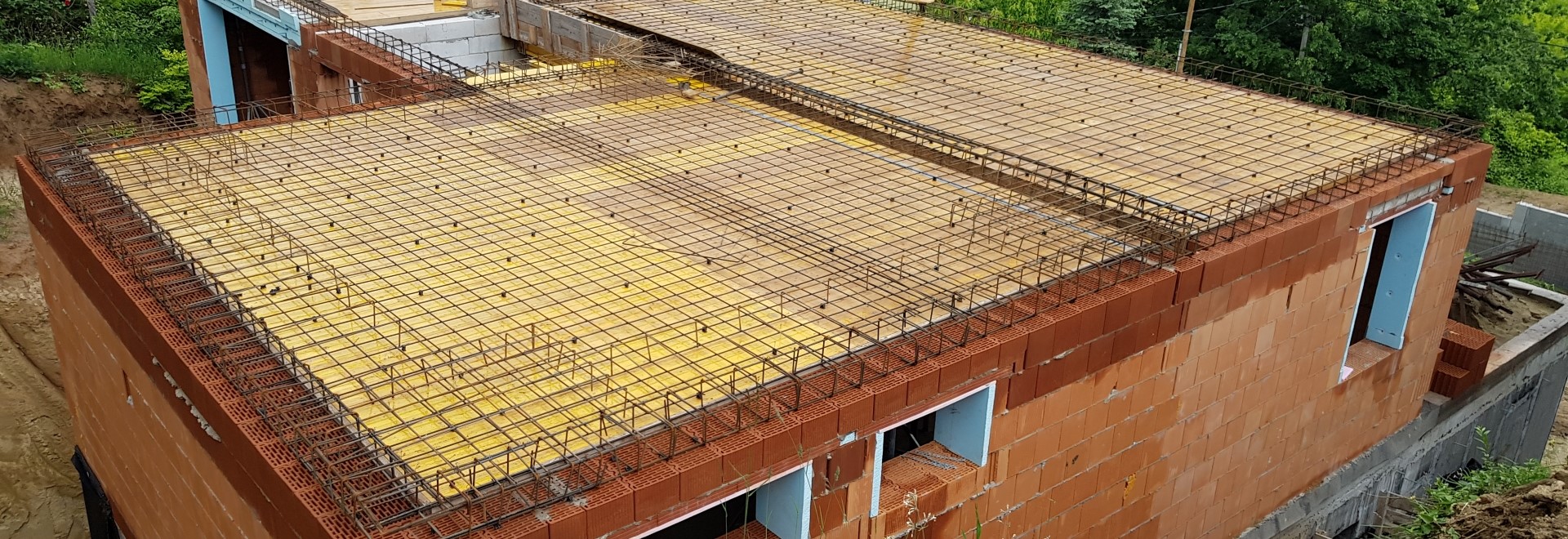 építkezés családiház építés lakásépítés lakossági szekcionált garázskapu függőleges oldalt működtetésű kapu hőszigetelt kapulapok zártcellás PU habbal kitöltött panelek ujj becsípődés benyúlás elleni védelem 10 évre kiterjeszthető kapugarancia nem zuhan le rugótöréskor maximális védelem egyedi kapuméretek sima bordázott felület ugrókódos távnyitó QF70 QF200 QF300 erősített vasalat