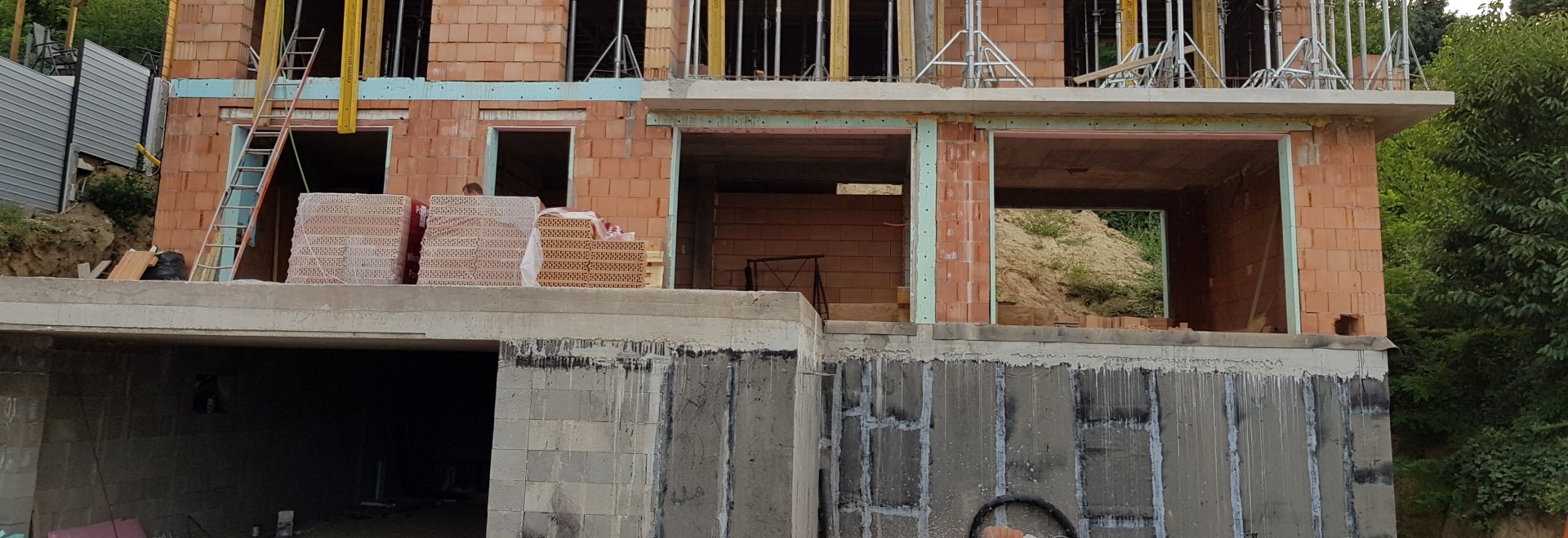 építkezés családiház építés lakásépítés lakossági szekcionált garázskapu függőleges oldalt működtetésű kapu hőszigetelt kapulapok zártcellás PU habbal kitöltött panelek ujj becsípődés benyúlás elleni védelem 10 évre kiterjeszthető kapugarancia nem zuhan le rugótöréskor maximális védelem egyedi kapuméretek sima bordázott felület ugrókódos távnyitó QF70 QF200 QF300 erősített vasalat