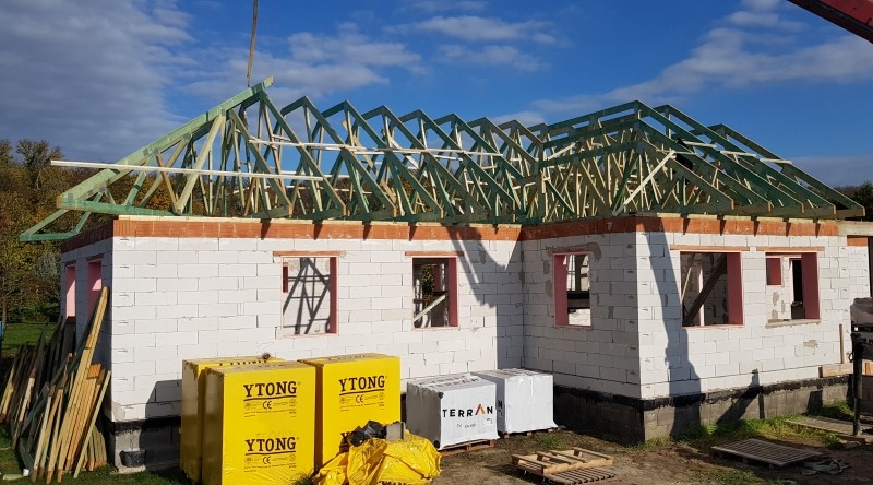 tetőbeépítés ácsmunka tetőfedés szeglemezes tető szarufa szelemen fogópár fa gerenda ácsszeg ácskalapács tetőtervrajz olcsó tető minőségi tetőszerkezet ácsolás fa pergola tetőléc ellenléc cserép csüngő eresz dobozolt ereszcsatorna előtető