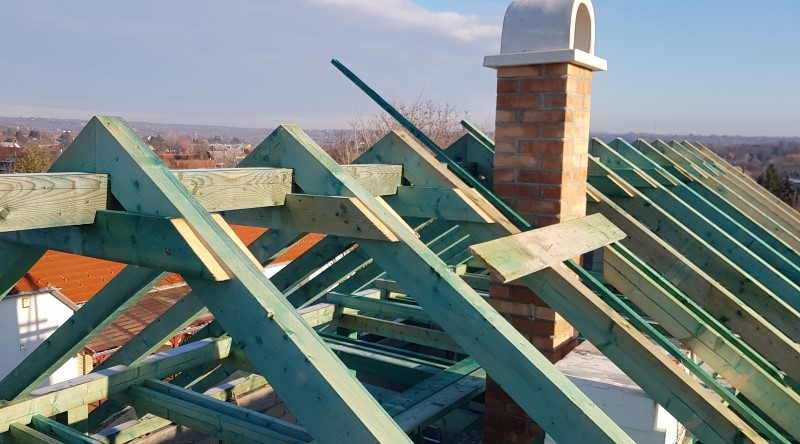 tetőbeépítés ácsmunka tetőfedés hagyományos tető szarufa szelemen fogópár fa gerenda ácsszeg ácskalapács tetőtervrajz olcsó tető minőségi tetőszerkezet ácsolás fa pergola tetőléc ellenléc cserép csüngő eresz dobozolt ereszcsatorna előtető
