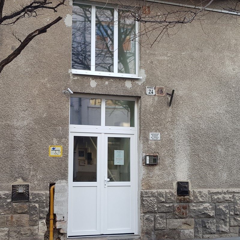 Gealan S8000IQ S9000 HST Futura ablak ajtó három rétegű két rétegű hőszigetelt hőátbocsátási tényező ablakszárny ajtószárny ablaktok ajtótok társasház családi ház nyílászáró lépcsőház nyíló bukó középfelnyíló olcsó minőségi profil erkélyajtó ajtó bejárat osztott tokosztott sorolt szerkezet