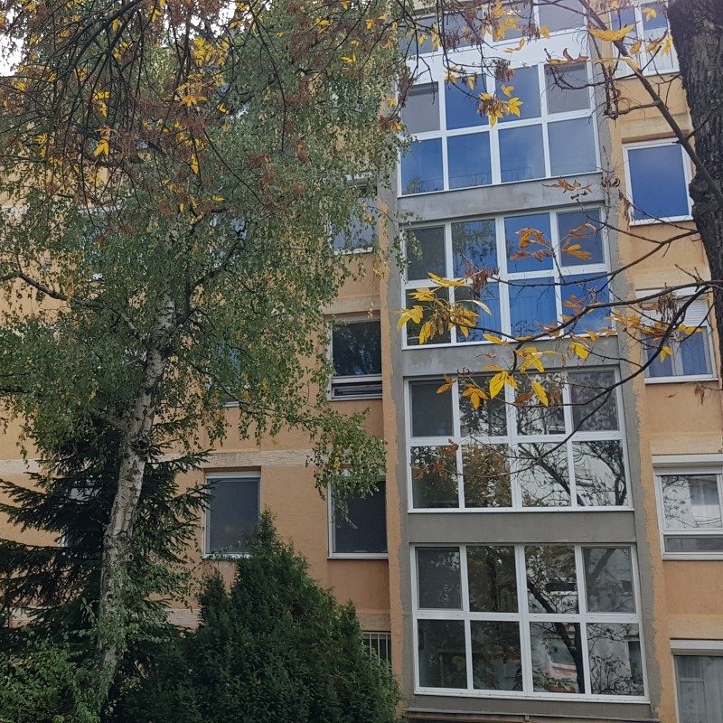 Gealan S8000IQ S9000 HST Futura ablak ajtó három rétegű két rétegű hőszigetelt hőátbocsátási tényező ablakszárny ajtószárny ablaktok ajtótok társasház családi ház nyílászáró lépcsőház nyíló bukó középfelnyíló olcsó minőségi profil erkélyajtó ajtó bejárat osztott tokosztott sorolt szerkezet