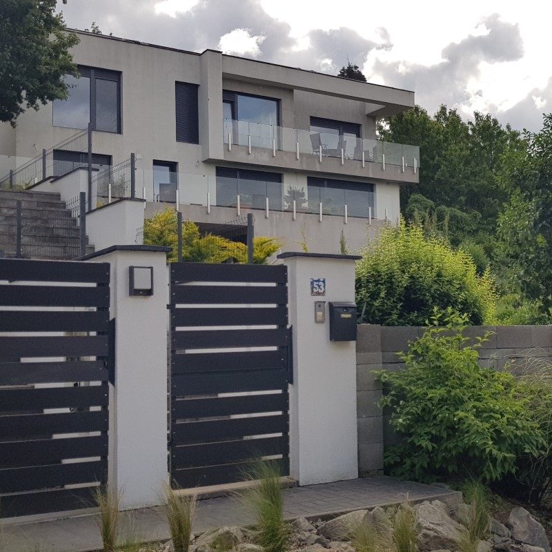 családi házaknál ablak ajtó csere tetőbeépítés tetőszigetelés álmennyezet kialakítás garázskapu beépítés árnyékolástechnika felszerelése