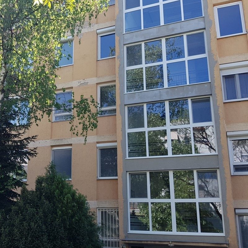 társasházak lépcsőház ablak ajtó csere bejárati nyílászárók beépítése alumínium bejárat ablakszerkezet