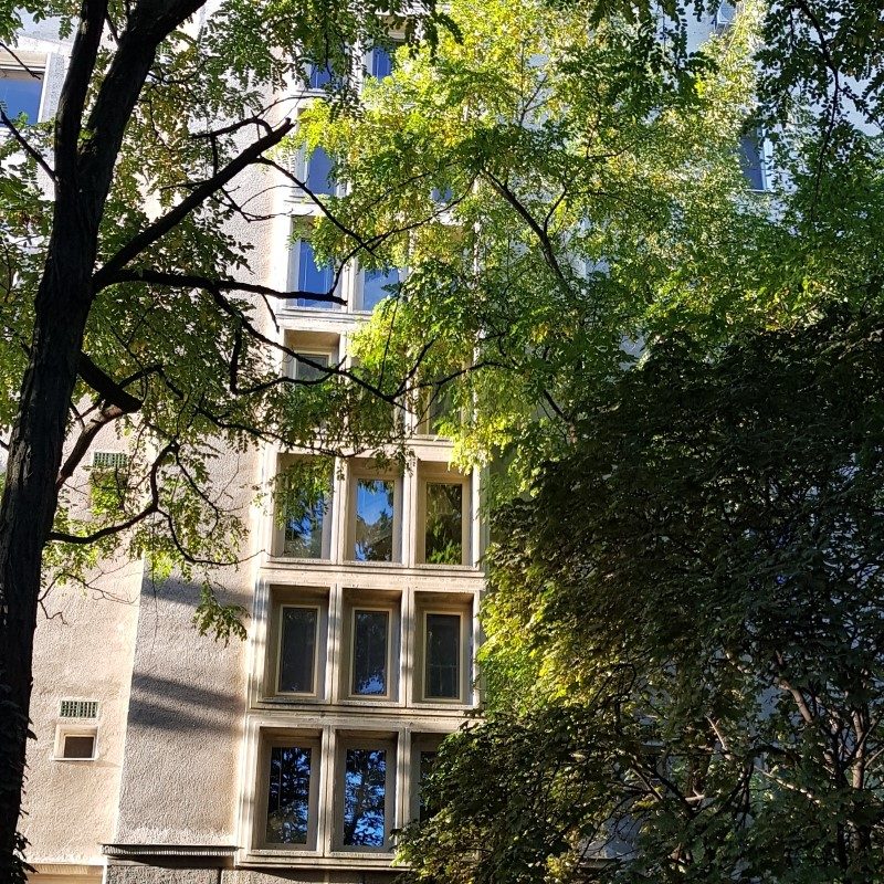 társasházak lépcsőház ablak ajtó csere bejárati nyílászárók beépítése alumínium bejárat ablakszerkezet