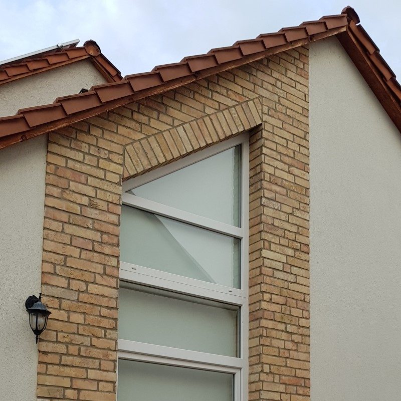 családi házaknál ablak ajtó csere tetőbeépítés tetőszigetelés álmennyezet kialakítás garázskapu beépítés árnyékolástechnika felszerelése