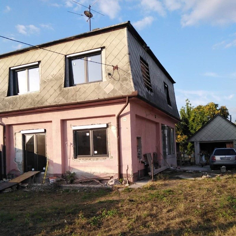 családi házaknál ablak ajtó csere tetőbeépítés tetőszigetelés álmennyezet kialakítás garázskapu beépítés árnyékolástechnika felszerelése