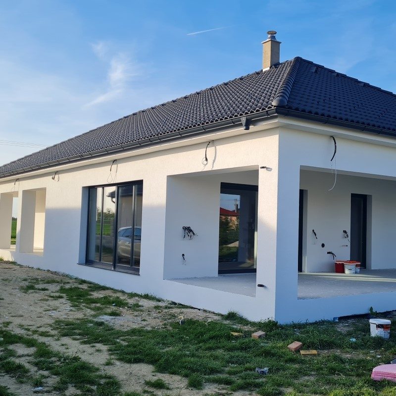 családi házaknál ablak ajtó csere tetőbeépítés tetőszigetelés álmennyezet kialakítás garázskapu beépítés árnyékolástechnika felszerelése