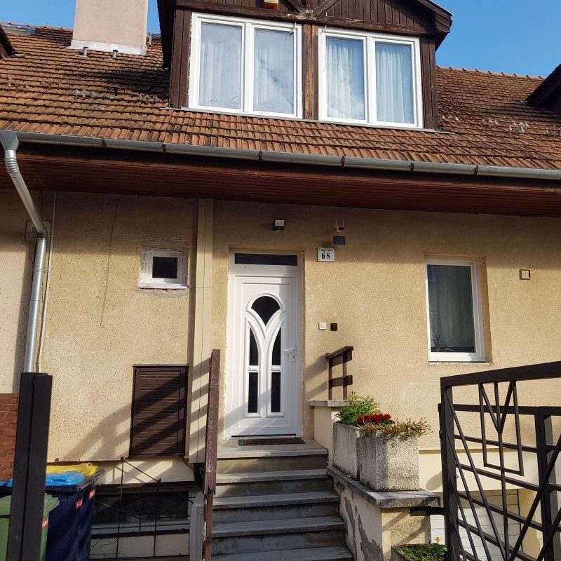 családi házaknál ablak ajtó csere tetőbeépítés tetőszigetelés álmennyezet kialakítás garázskapu beépítés árnyékolástechnika felszerelése