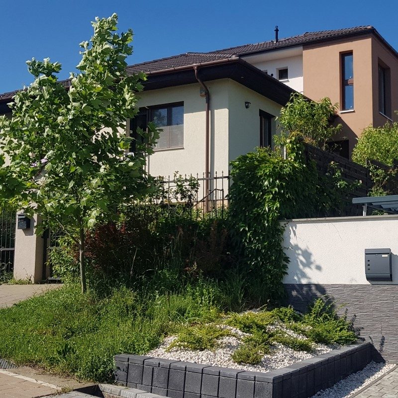 családi házaknál ablak ajtó csere tetőbeépítés tetőszigetelés álmennyezet kialakítás garázskapu beépítés árnyékolástechnika felszerelése