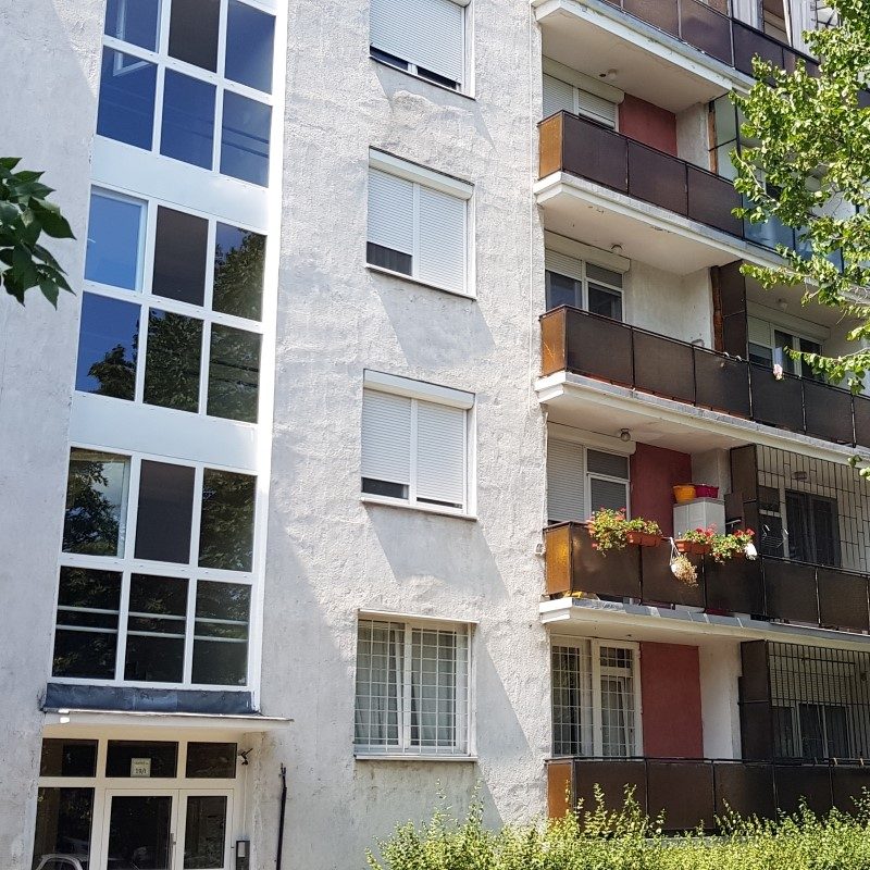 társasházak lépcsőház ablak ajtó csere bejárati nyílászárók beépítése alumínium bejárat ablakszerkezet