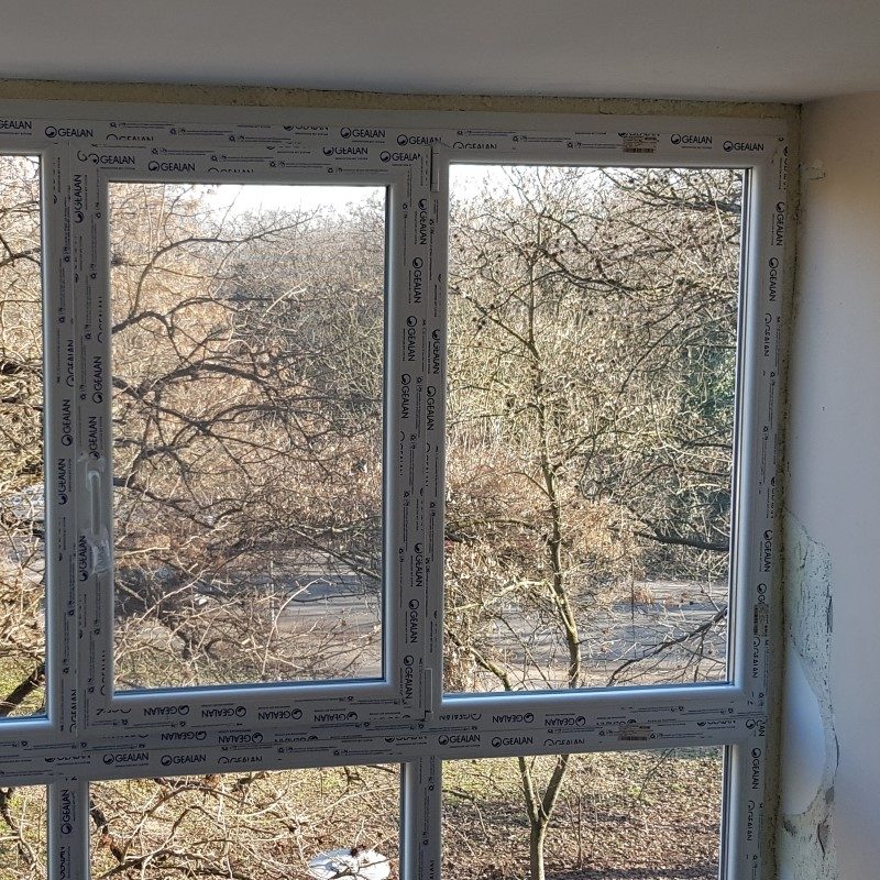 tervezés gyártás beépítés tokba-építés bontás-beépítés új-beépítés nyílászáró csere szerkezet díszpanel beszerelés ablakbeépítés tetőablakbeépítés ajtóbeépítés üvegberakás redőnyszerelés roletta reluxa felrakás zsaluzia építés rovarháló szúnyogháló könyöklő felrakása takarólécezés párkányozás tetőbeépítés cserepezés lécezés bádogozás tetőszigetelés álmennyezet kialakítás garázskapu beépítés kapuszárnyak automatizálása