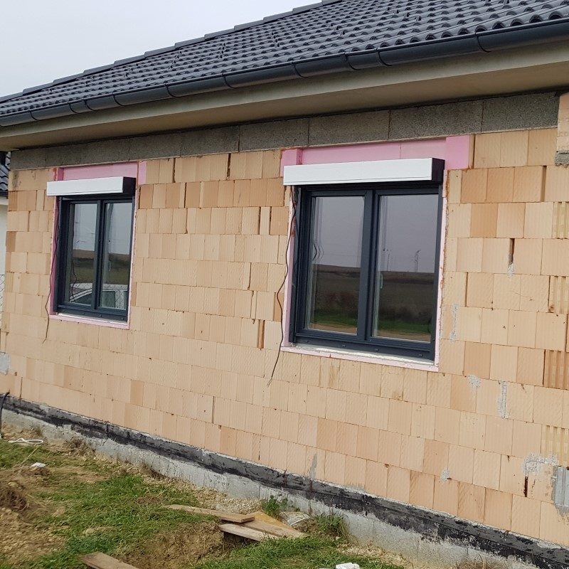 tervezés gyártás beépítés tokba-építés bontás-beépítés új-beépítés nyílászáró csere szerkezet díszpanel beszerelés ablakbeépítés tetőablakbeépítés ajtóbeépítés üvegberakás redőnyszerelés roletta reluxa felrakás zsaluzia építés rovarháló szúnyogháló könyöklő felrakása takarólécezés párkányozás tetőbeépítés cserepezés lécezés bádogozás tetőszigetelés álmennyezet kialakítás garázskapu beépítés kapuszárnyak automatizálása