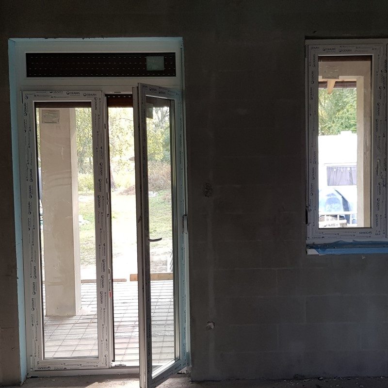 tervezés gyártás beépítés tokba-építés bontás-beépítés új-beépítés nyílászáró csere szerkezet díszpanel beszerelés ablakbeépítés tetőablakbeépítés ajtóbeépítés üvegberakás redőnyszerelés roletta reluxa felrakás zsaluzia építés rovarháló szúnyogháló könyöklő felrakása takarólécezés párkányozás tetőbeépítés cserepezés lécezés bádogozás tetőszigetelés álmennyezet kialakítás garázskapu beépítés kapuszárnyak automatizálása