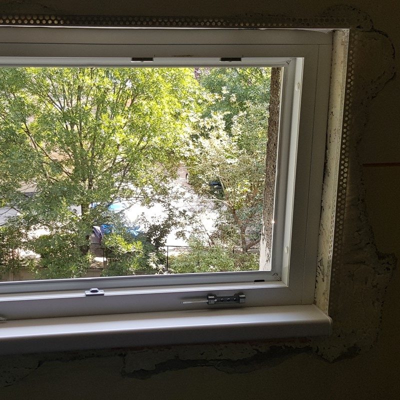 tervezés gyártás beépítés tokba-építés bontás-beépítés új-beépítés nyílászáró csere szerkezet díszpanel beszerelés ablakbeépítés tetőablakbeépítés ajtóbeépítés üvegberakás redőnyszerelés roletta reluxa felrakás zsaluzia építés rovarháló szúnyogháló könyöklő felrakása takarólécezés párkányozás tetőbeépítés cserepezés lécezés bádogozás tetőszigetelés álmennyezet kialakítás garázskapu beépítés kapuszárnyak automatizálása